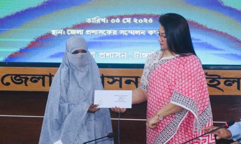 টাংগাইলে জুলাই অভ্যুত্থানে শহীদ পরিবারের মাঝে চেক বিতরণ