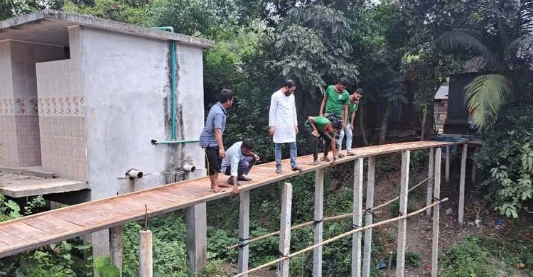টাংগাইলে স্বেচ্ছাশ্রমে সেতু নির্মাণ করল যুবকরা