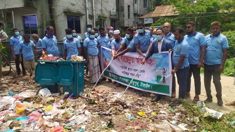 মধুপুর পৌরশহরে পরিষ্কার-পরিচ্ছন্নতা অভিযান