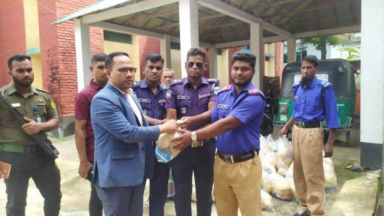 মধুপুরে গ্রাম পুলিশদের মাঝে ঈদ সামগ্রী বিতরণ