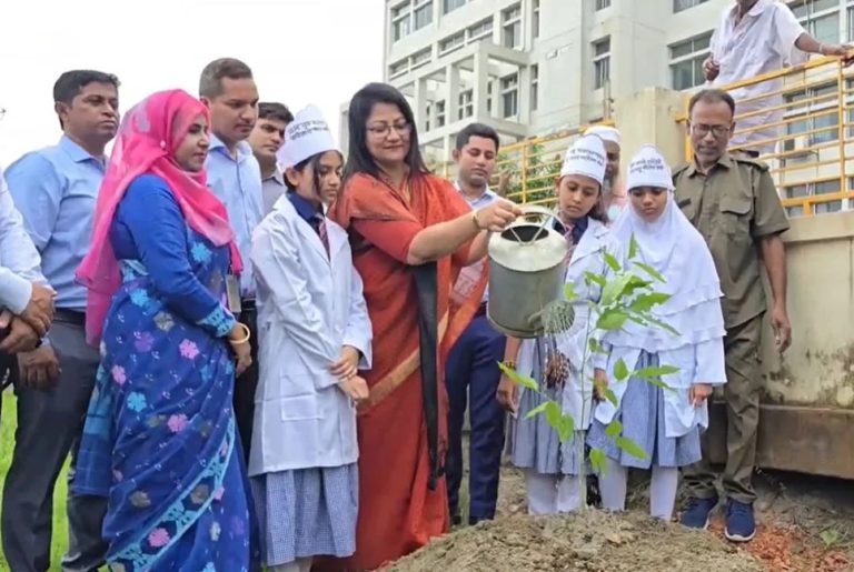 টাংগাইালে সকল প্রাথমিক বিদ্যালয়ে একযোগে বৃক্ষরোপন