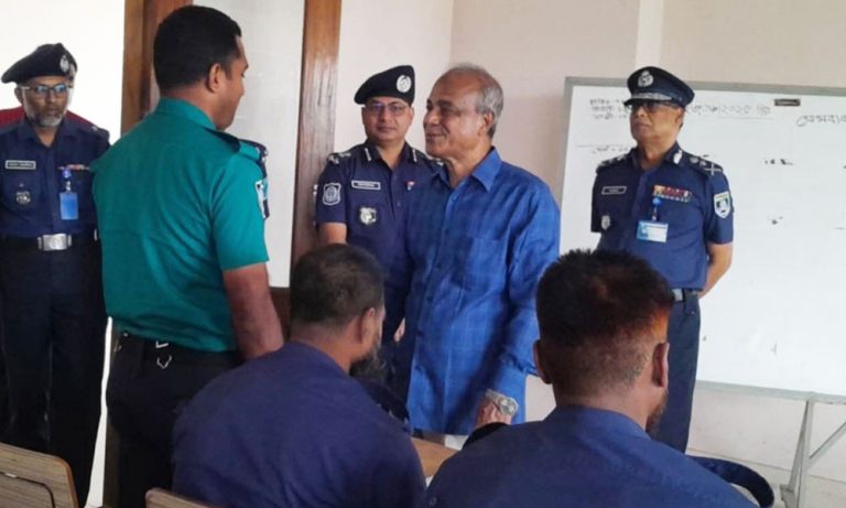 ‘মব’ সৃষ্টিকারীদের আইনের আওতায় আনা হবে-স্বরাষ্ট্র উপদেষ্টা
