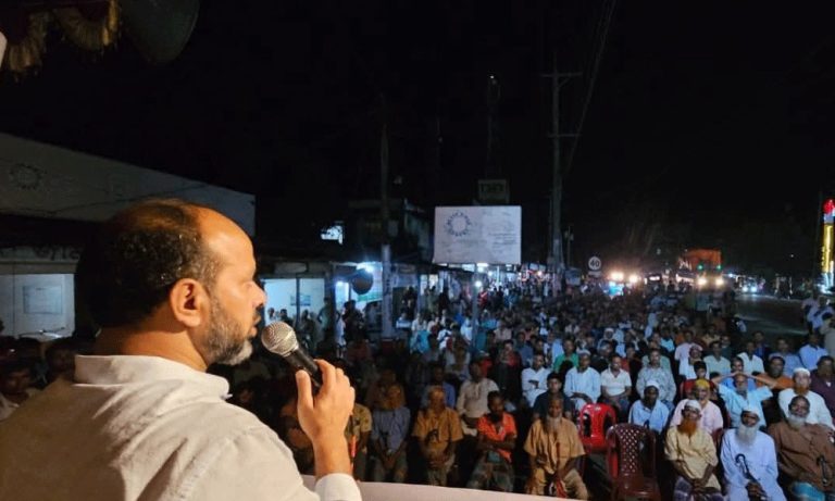 ঘাটাইলে বৃষ্টি মাথায় নিয়ে গণসংযোগ করছে এস এম ওবায়দুল হক নাসির