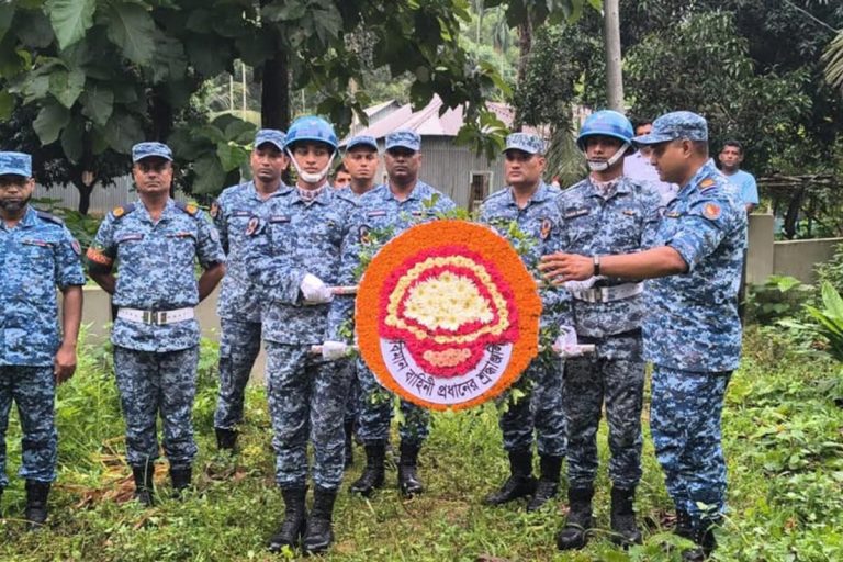 মাইলস্টোনে নিহত টাংগাইলের দুই শিক্ষার্থীর কবরে বিমান বাহিনীর শ্রদ্ধা