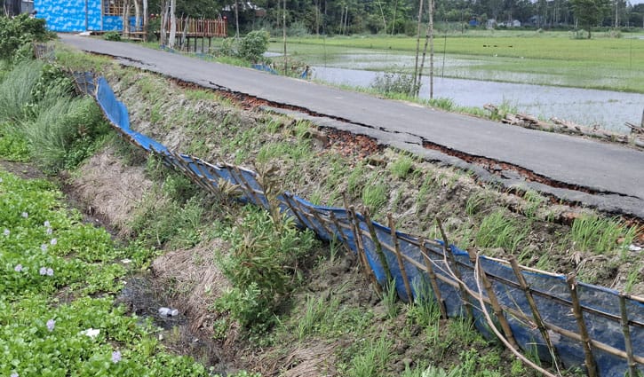 টাংগাইলে নির্মানের ৩ মাসের মধ্যে রাস্তায় ভাঙন