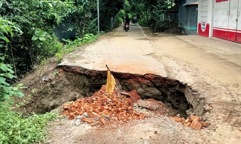 মির্জাপুর আঞ্চলিক সড়ক বৃষ্টির পানিতে ধসে গেছে