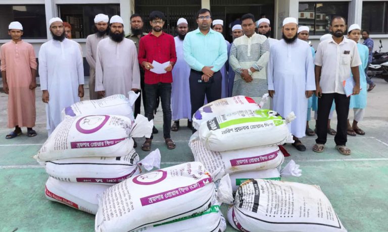 কালিহাতীতে কালোবাজারির জব্দ করা চাল এতিমদের দিলেন ইউএনও