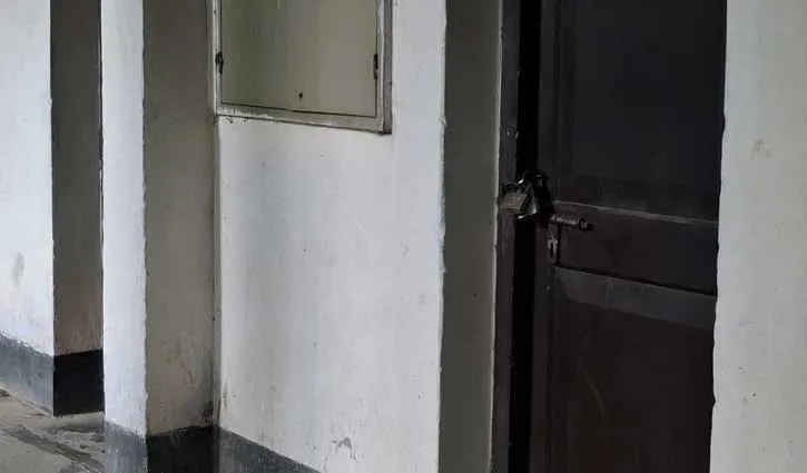 টাংগাইলে জিপিকে আওয়ামী দোসর আখ্যা দিয়ে কার্যালয়ে তালা দিয়েছেন আইনজীবীরা