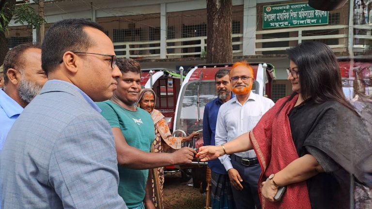 মধুপুরে ভিক্ষুক পুনর্বাসনে উপহার সামগ্রী তুলে দিয়েছেন জেলা প্রশাসক