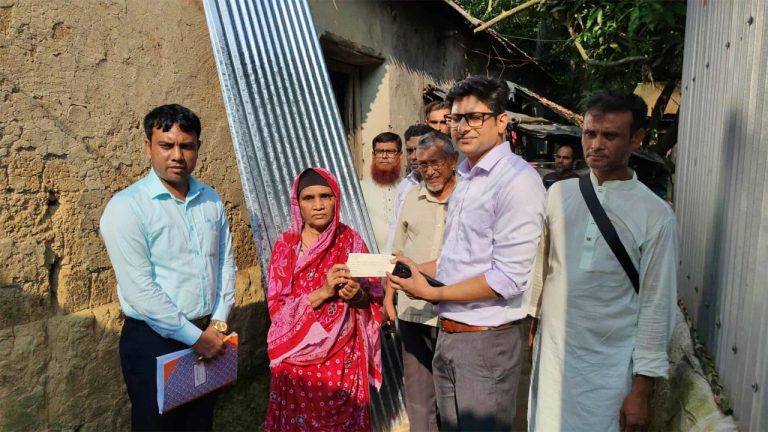 সখীপুরে বিধবা ফিরোজার পাশে দাঁড়িয়েছেন উপজেলা প্রশাসন