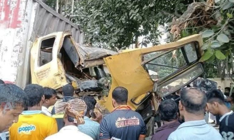 কালিহাতীতে কাভার্ড ভ্যান নিয়ন্ত্রণ হারিয়ে চালক নিহত
