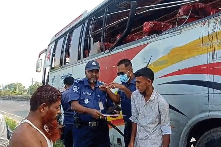 টাংগাইলের বাঐখোলায় দুর্ঘটনায় নারীসহ ৩ জন নিহত
