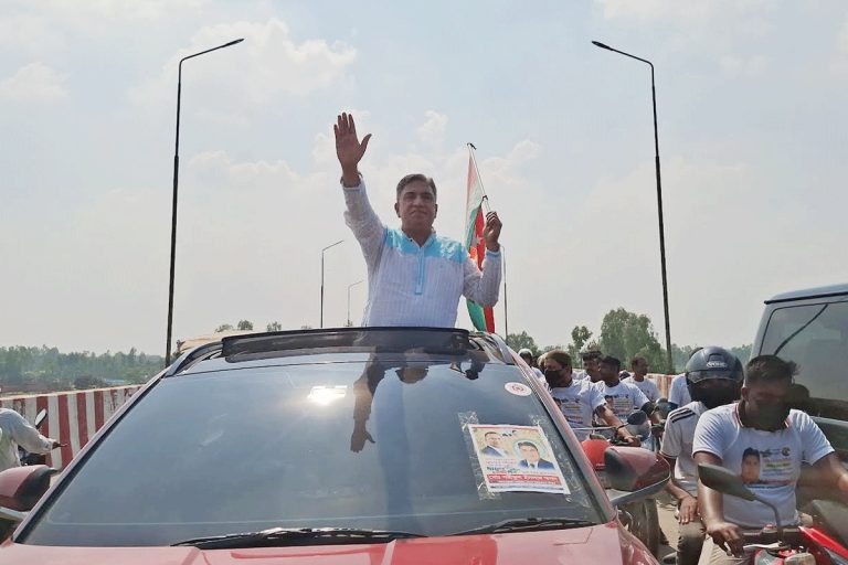 নাগরপুরে বিএনপির ৩১ দফার লিফলেট বিতরণ করেন মনোনয়ন প্রত্যাশী স্বপন