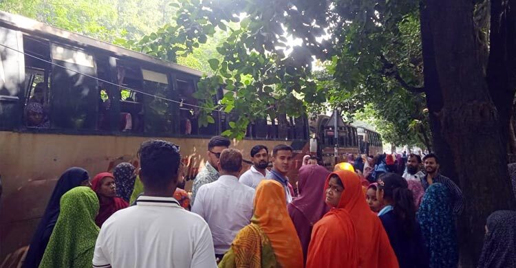 টাঙ্গাইল-৩ (ঘাটাইল) আসনে প্রার্থী পরিবর্তনে খালেদা জিয়ার বাড়ির সামনে অবস্থান