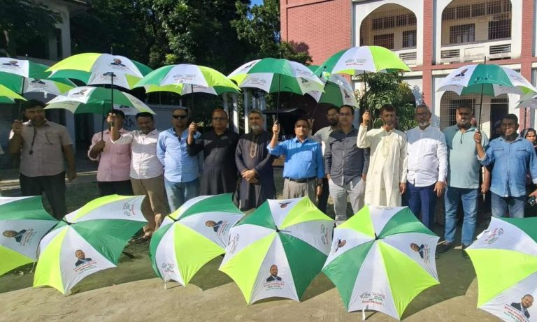 টাংগাইলে বিভিন্ন শিক্ষা প্রতিষ্ঠানের শিক্ষক-শিক্ষিকাদের ছাতা উপহার দিলেন টুকু