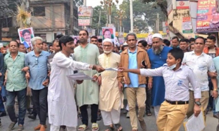 টাংগাইলে ৩১ দফার লিফলেট বিতরণ করেন অ্যাডভোকেট ফরহাদ ইকবাল