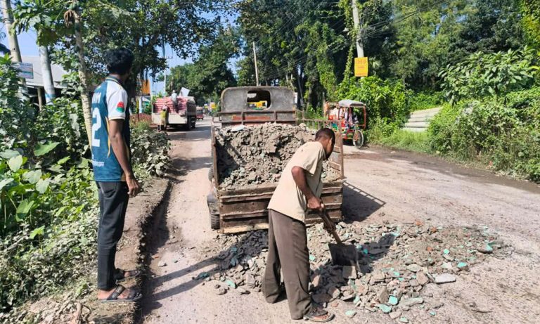 টাংগাইলে সন্তোষ সড়কের বেহাল অবস্থা ভোগান্তিতে মাভিপ্রবির শিক্ষার্থীসহ স্থানীয় সাধারণ মানুষ