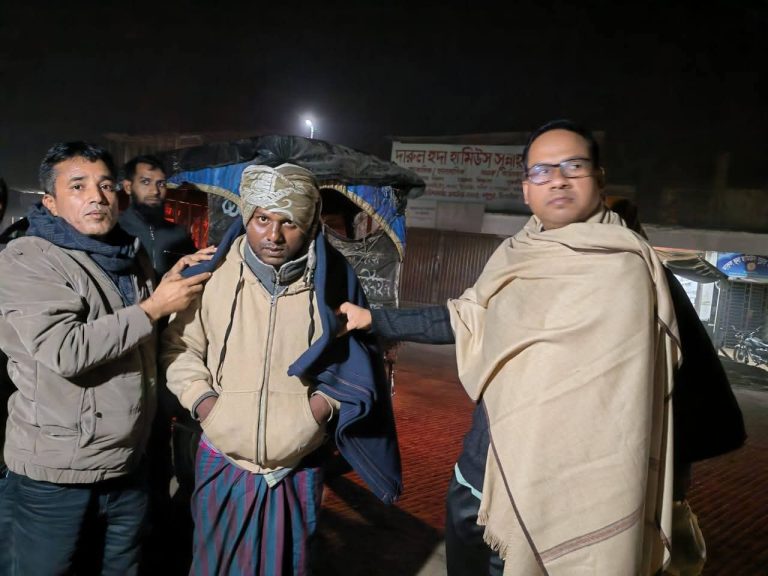 মধুপুরে গভীর রাতে হতদরিদ্রদের মাঝে কম্বল দিলেন ইউএনও