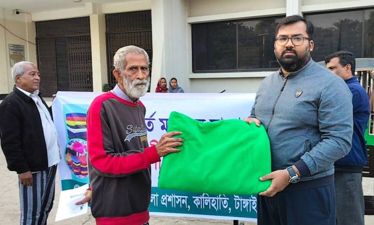 কালিহাতীতে শীতার্ত মানুষের মধ্যে কম্বল বিতরণ