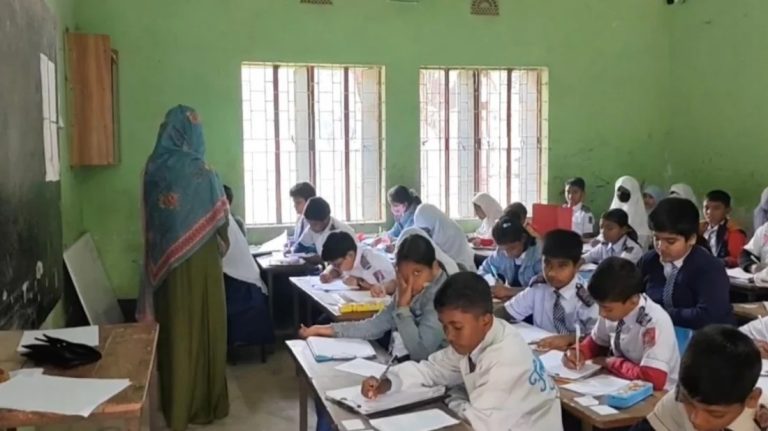 ভূঞাপুরে বার্ষিক পরীক্ষার হলে পরিদর্শকের দায়িত্ব পালন করেছেন অভিভাবকরা