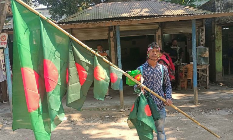 পতাকা বিক্রি করে আপাতত খোরাকির টাকা হয়, কিন্তু কোনো ব্যবসা হয় না