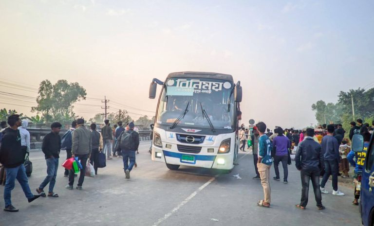 বিনিময় বাসে শিক্ষার্থীর সঙ্গে অশালীন আচরণ, করটিয়ায় বাস আটক