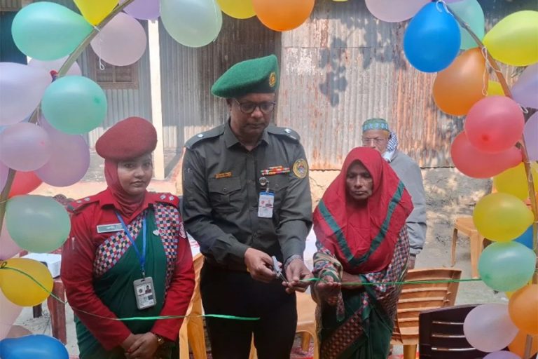 টাংগাইলে গৃহহীন এক নারী আনসার সদস্যকে বিনামূল্যে একটি ঘর হস্তান্তর