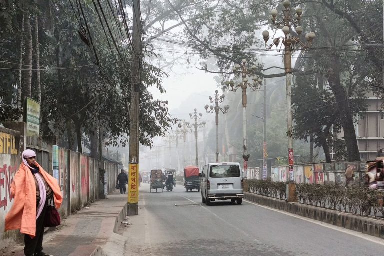 প্রচণ্ড শীত আর মাঝে মাঝে দমকা হাওয়ায় কাঁপছে টাঙ্গাইল