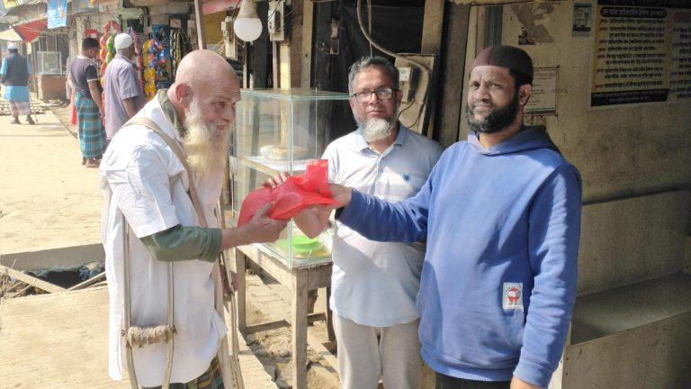 নাগরপুরে দৈনিক সংগ্রামের ৫১তম প্রতিষ্ঠাবার্ষিকী উপলক্ষে অসচ্ছল ও দরিদ্র নাগরিকদের মাঝে শীতবস্ত্র বিতরণ