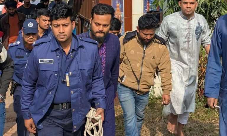 মির্জাপুরে প্যারোলে মুক্তি পেয়ে বাবার জানাজা নামাজ পড়ালেন ছাত্রলীগ নেতা