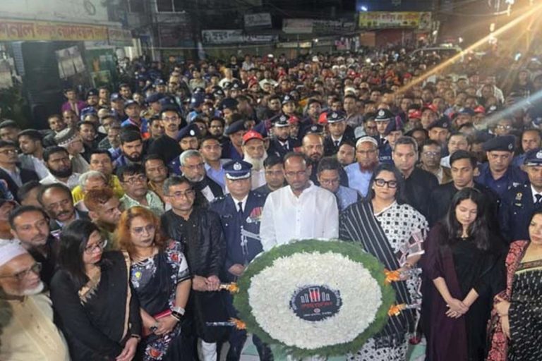 টাংগাইলে একুশের প্রথম প্রহরে প্রতিমন্ত্রী সুলতান সালাউদ্দিন টুকুর শ্রদ্ধা