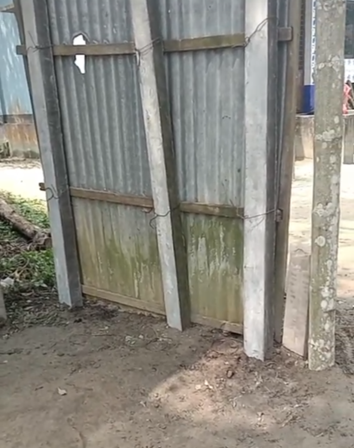 ঘাটাইলে চাপড়ীতে যাতায়াতের রাস্তায় প্রতিবন্ধকতা, ৯০টি পরিবার অবরুদ্ধ