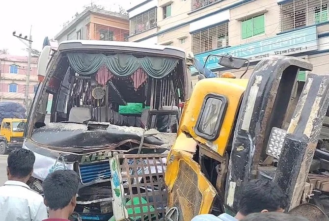 ঘাটাইলে যাত্রীবাহী বাস ও ট্রাকের মুখোমুখি সংঘর্ষে দুইজন নিহত