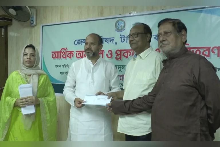 টাংগাইলে জেলা পরিষদের উদ্যোগে আর্থিক অনুদান ও উন্নয়ন প্রকল্পের চেক বিতরণ