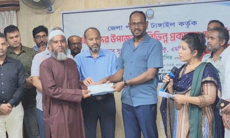 টাংগাইলে বিভিন্ন প্রকল্পের চেক বিতরণ