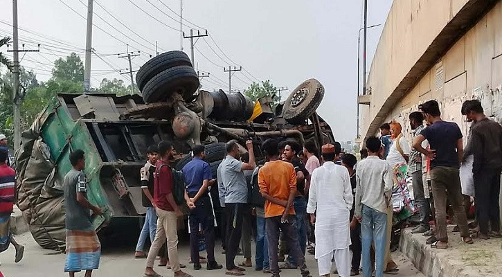 টাংগাইলে ট্রাক উল্টে অটোচালক নিহত
