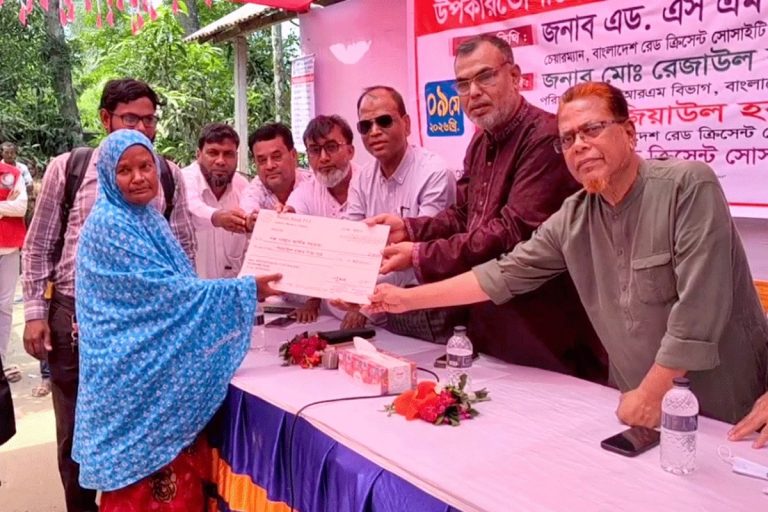 টাংগাইলে সুবিধাবঞ্চিত মানুষের মাঝে রেড ক্রিসেন্টের আর্থিক সহায়তা