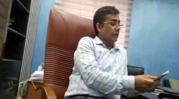 টাংগাইলে অতিরিক্ত জেলা প্রশাসকের মাদকের টাকা লেনদেন এর ভিডিও নিয়ে তোলপাড়