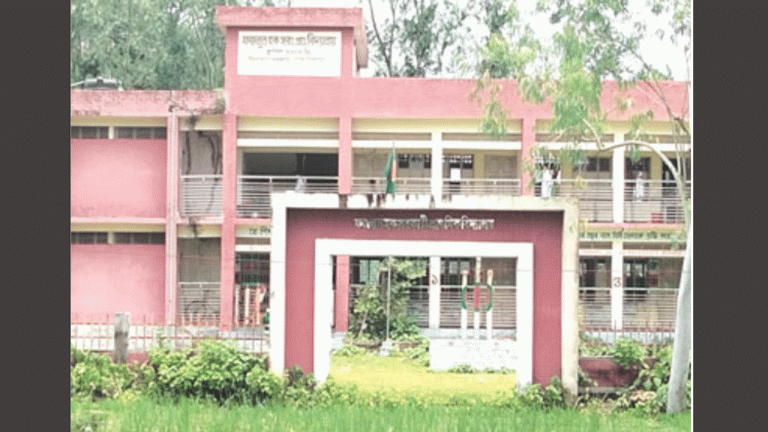 ধনবাড়ীতে সরকারী প্রাথমিক বিদ্যালয়ে যাওয়ার কোন রাস্তা নেই দুর্ভোগে শিক্ষার্থীরা
