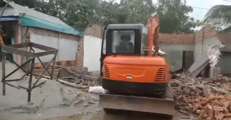 মধুপুরের গারোবাজারে দখলকৃত সরকারি জায়গার অবৈধ স্থাপনা উচ্ছেদ