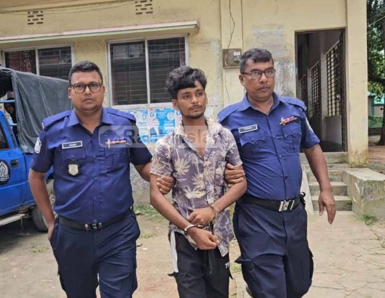 মির্জাপুরে স্কুল শিক্ষার্থীদের উত্ত্যক্তকারী বখাটেকে গ্রেপ্তার করছে পুলিশ