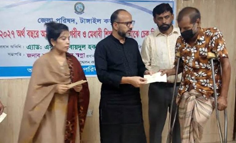 টাঙ্গাইল জেলা পরিষদের উদ্যোগে ২৩ লাখ টাকার চেক বিতরণ