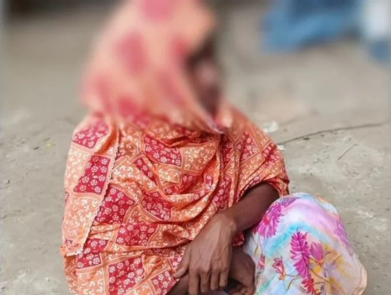 কালিহাতীতে বিয়ের দাবিতে ৪ সন্তানের জনকের বাড়ীতে ৩ সন্তানের জননী প্রবাসীর স্ত্রীর অনশন